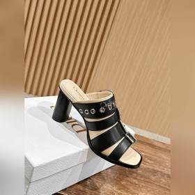 Новые высокие босоножки на каблуке от Dior в стиле римских сандал
