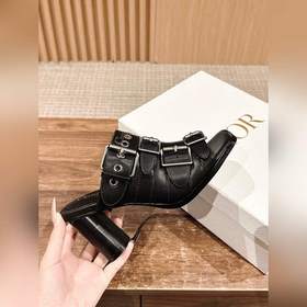 Новые высокие босоножки на каблуке от Dior в стиле римских сандал