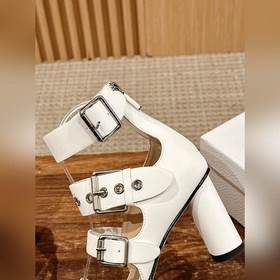 Новые высокие босоножки на каблуке от Dior в стиле римских сандал