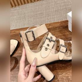 Новые высокие босоножки на каблуке от Dior в стиле римских сандал