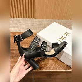 Новые высокие босоножки на каблуке от Dior в стиле римских сандал