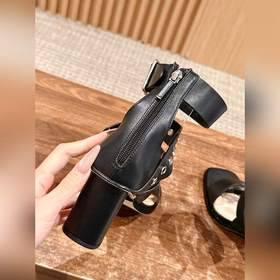 Новые высокие босоножки на каблуке от Dior в стиле римских сандал
