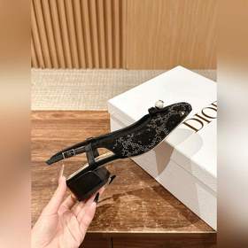 Новые весенне-летние сандалии Dior с жемчужными стразами. Верх из