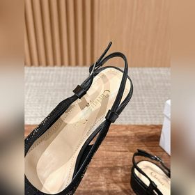 Новые весенне-летние сандалии Dior с жемчужными стразами. Верх из