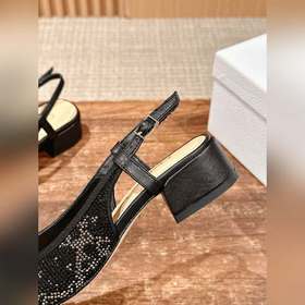Новые весенне-летние сандалии Dior с жемчужными стразами. Верх из