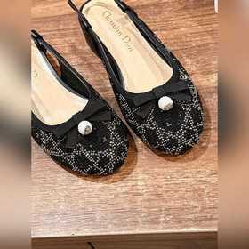 Новые весенне-летние сандалии Dior с жемчужными стразами. Верх из