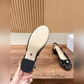 Новые весенне-летние сандалии Dior с жемчужными стразами. Верх из