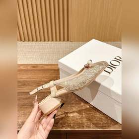 Новые весенне-летние сандалии Dior с жемчужными стразами. Верх из