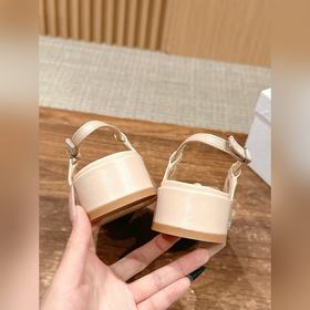 Новые весенне-летние сандалии Dior с жемчужными стразами. Верх из