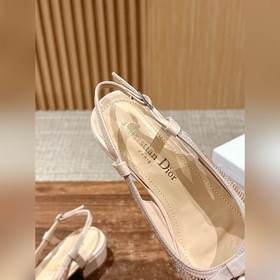 Новые весенне-летние сандалии Dior с жемчужными стразами. Верх из