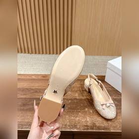Новые весенне-летние сандалии Dior с жемчужными стразами. Верх из