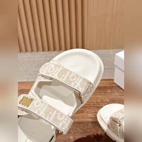Новейшие модные сандалии от Dior. Классическая модель с обновленн