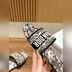Новая модель весенне-летних тапочек Dior с обновленной вышивкой. 