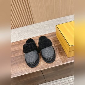 Новая модель шерстяных сапог Fendi на осень-зиму с полузакрытым н