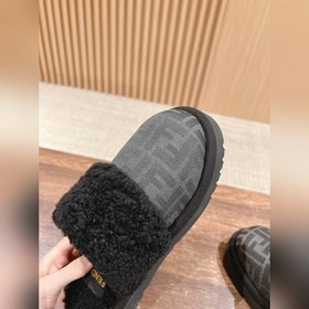 Новая модель шерстяных сапог Fendi на осень-зиму с полузакрытым н