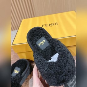 Новая модель шерстяных сапог Fendi на осень-зиму с полузакрытым н