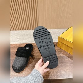 Новая модель шерстяных сапог Fendi на осень-зиму с полузакрытым н