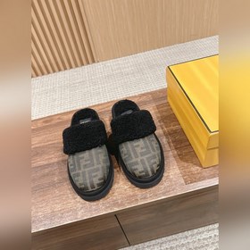Новая модель шерстяных сапог Fendi на осень-зиму с полузакрытым н