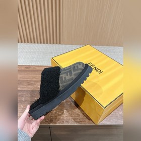 Новая модель шерстяных сапог Fendi на осень-зиму с полузакрытым н