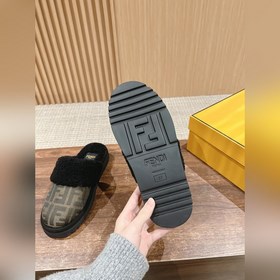 Новая модель шерстяных сапог Fendi на осень-зиму с полузакрытым н