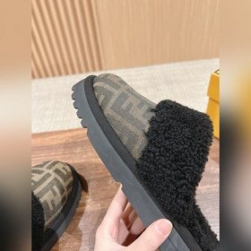 Новая модель шерстяных сапог Fendi на осень-зиму с полузакрытым н