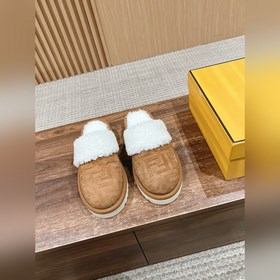 Новая модель шерстяных сапог Fendi на осень-зиму с полузакрытым н