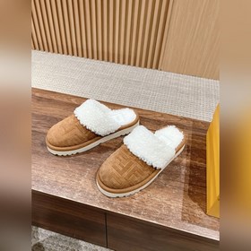 Новая модель шерстяных сапог Fendi на осень-зиму с полузакрытым н