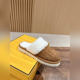 Новая модель шерстяных сапог Fendi на осень-зиму с полузакрытым н