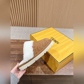 Новая модель шерстяных сапог Fendi на осень-зиму с полузакрытым н
