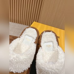 Новая модель шерстяных сапог Fendi на осень-зиму с полузакрытым н