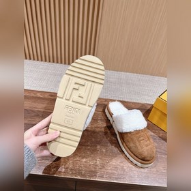 Новая модель шерстяных сапог Fendi на осень-зиму с полузакрытым н