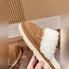 Новая модель шерстяных сапог Fendi на осень-зиму с полузакрытым н
