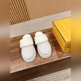 Новая модель шерстяных сапог Fendi на осень-зиму с полузакрытым н