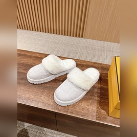 Новая модель шерстяных сапог Fendi на осень-зиму с полузакрытым н