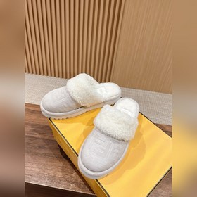 Новая модель шерстяных сапог Fendi на осень-зиму с полузакрытым н