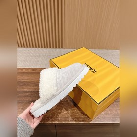 Новая модель шерстяных сапог Fendi на осень-зиму с полузакрытым н