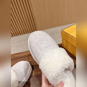 Новая модель шерстяных сапог Fendi на осень-зиму с полузакрытым н