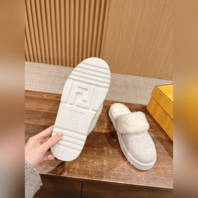 Новая модель шерстяных сапог Fendi на осень-зиму с полузакрытым н