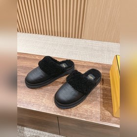 Новая модель шерстяных сапог Fendi на осень-зиму с полузакрытым н