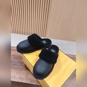 Новая модель шерстяных сапог Fendi на осень-зиму с полузакрытым н