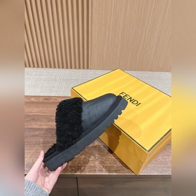 Новая модель шерстяных сапог Fendi на осень-зиму с полузакрытым н