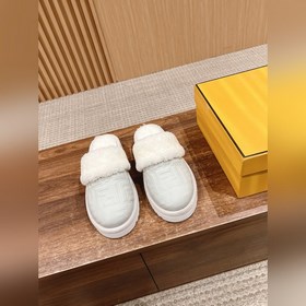 Новая модель шерстяных сапог Fendi на осень-зиму с полузакрытым н