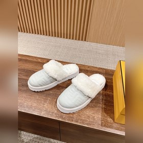 Новая модель шерстяных сапог Fendi на осень-зиму с полузакрытым н