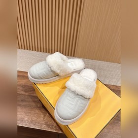 Новая модель шерстяных сапог Fendi на осень-зиму с полузакрытым н