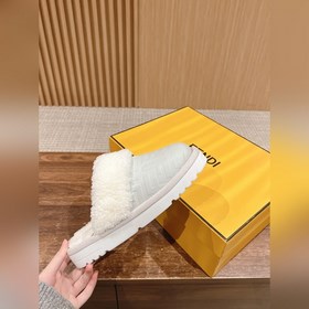 Новая модель шерстяных сапог Fendi на осень-зиму с полузакрытым н