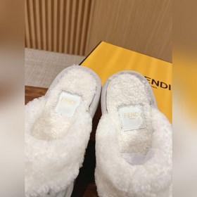 Новая модель шерстяных сапог Fendi на осень-зиму с полузакрытым н