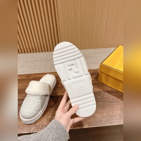 Новая модель шерстяных сапог Fendi на осень-зиму с полузакрытым н