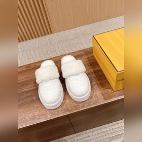 Новая модель шерстяных сапог Fendi на осень-зиму с полузакрытым н