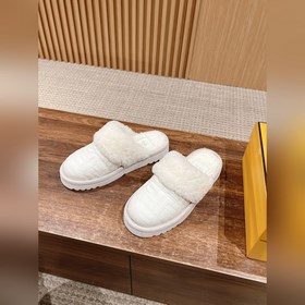 Новая модель шерстяных сапог Fendi на осень-зиму с полузакрытым н