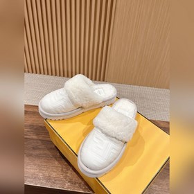 Новая модель шерстяных сапог Fendi на осень-зиму с полузакрытым н